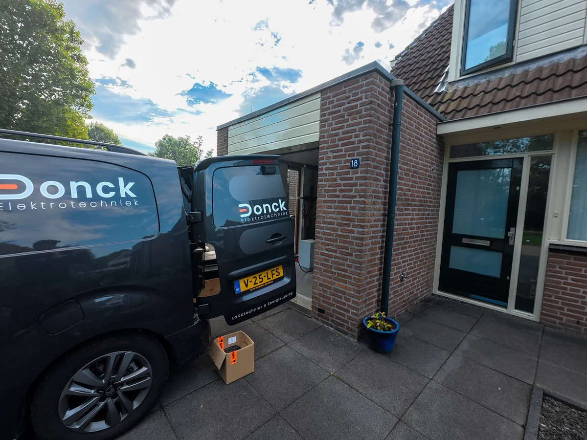De werkbus van Donck Elektrotechniek voor de woning in Mijdrecht