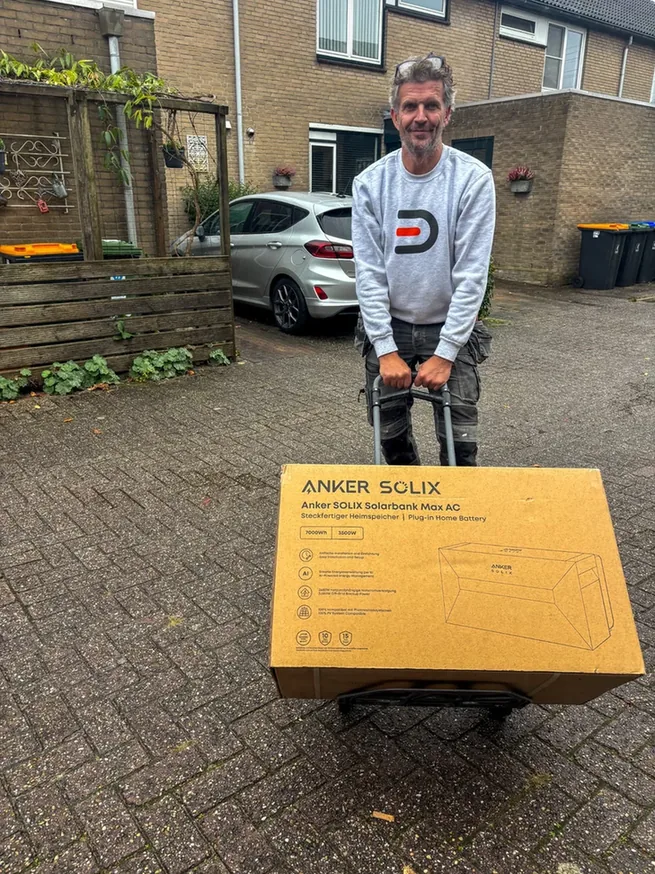 Monteur vervoert de verpakte Anker SOLIX Solarbank Max AC op een steekwagen in Maarssen