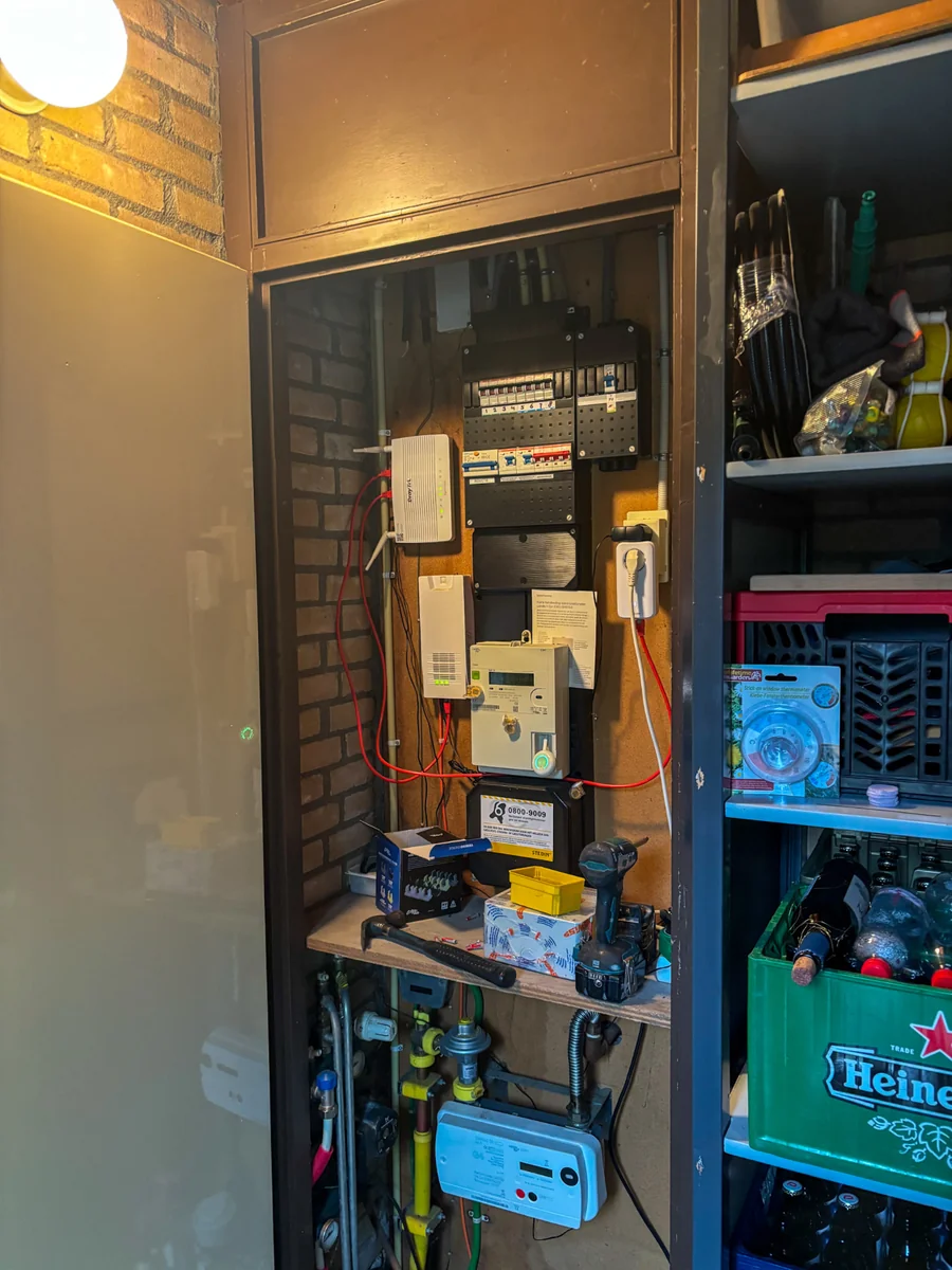 Meterkast met groepenkast en slimme meter tijdens de installatie in Maarssen