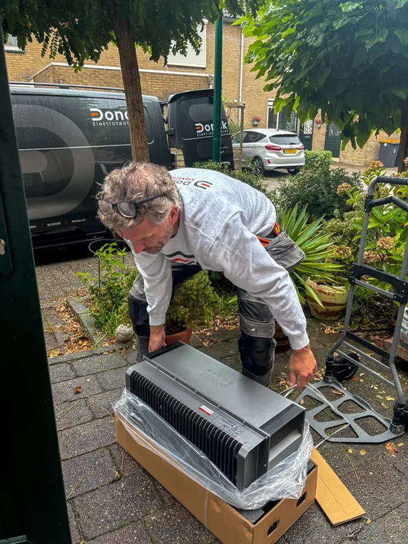 Monteur pakt de Anker SOLIX Solarbank Max AC thuisbatterij uit bij de woning in Maarssen