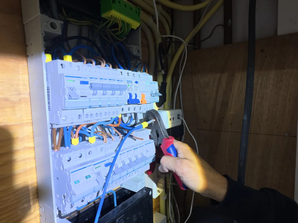 Werkzaamheden aan de bekabeling van de groepenkast voor de laadpaal