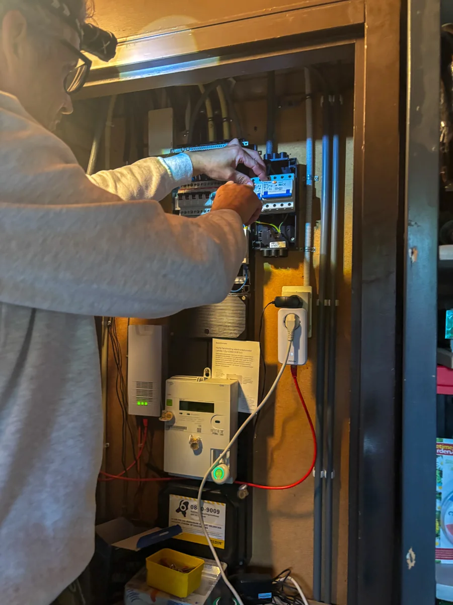 Monteur werkt aan de bekabeling in de open groepenkast in Maarssen