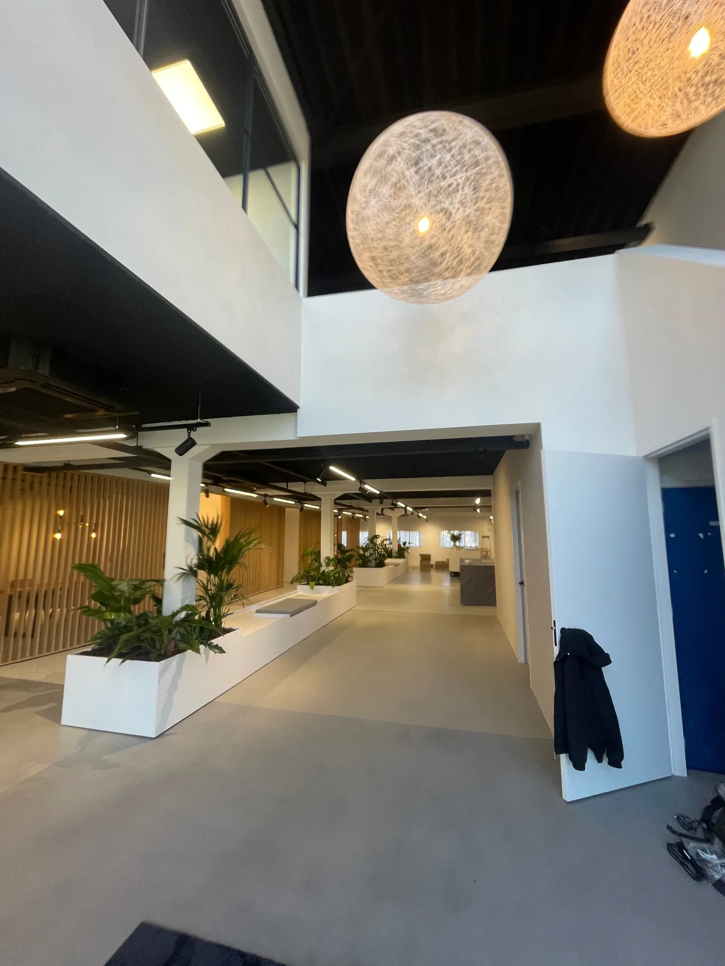 Showroom en bedrijfspand met strakke LED-verlichting