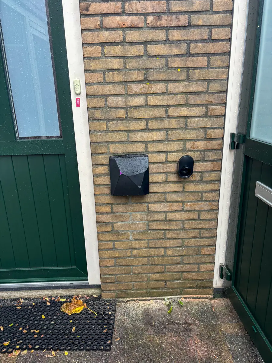 NexBlue Edge Max laadpaal gemonteerd aan de gevel in Maarssen