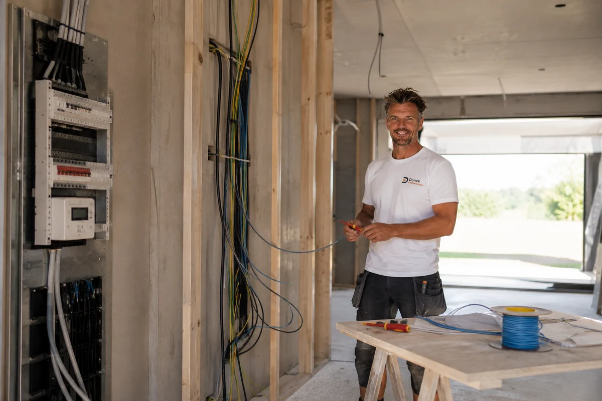 Het team van Donck Elektrotechniek aan het werk in Mijdrecht