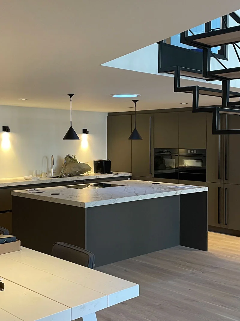 Moderne keuken met designverlichting na renovatie door Donck Elektrotechniek