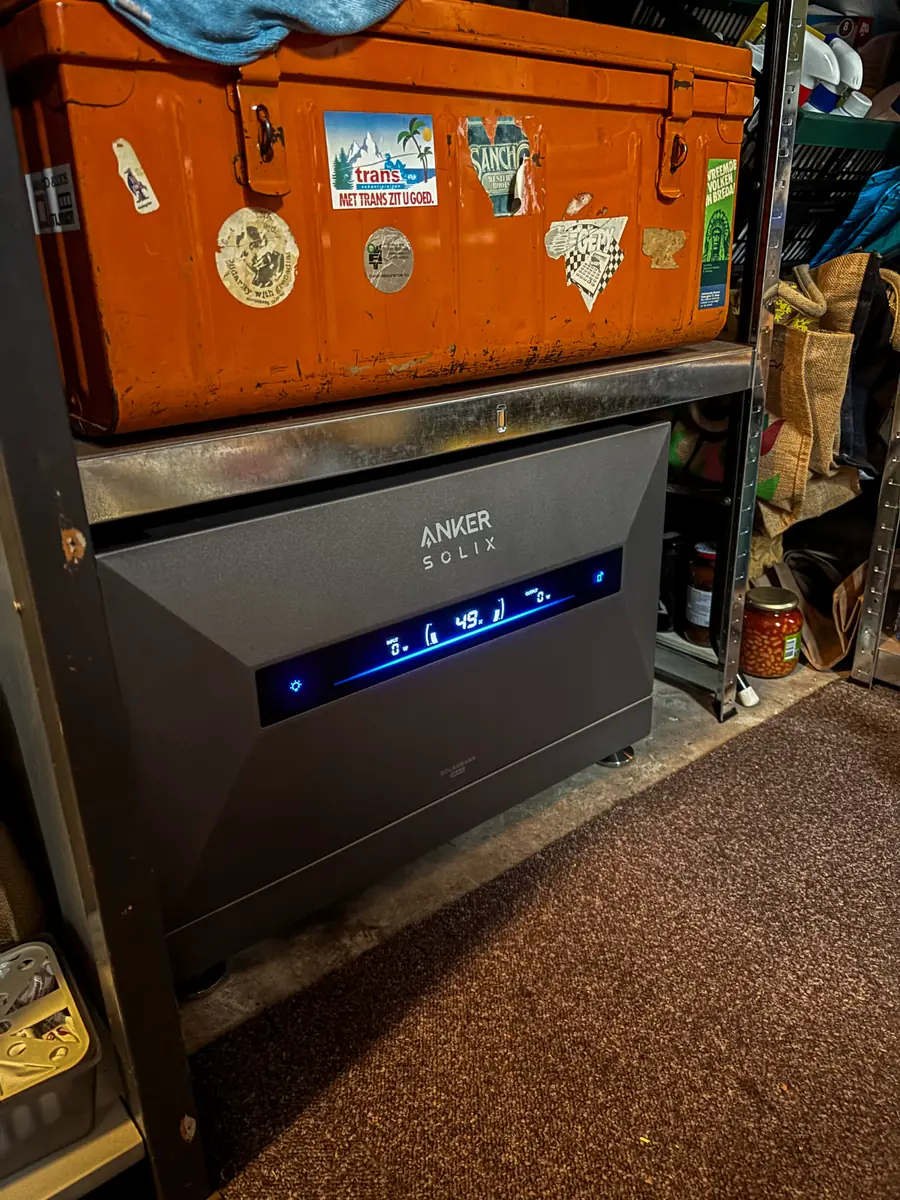 Anker SOLIX thuisbatterij met display in de berging in Maarssen