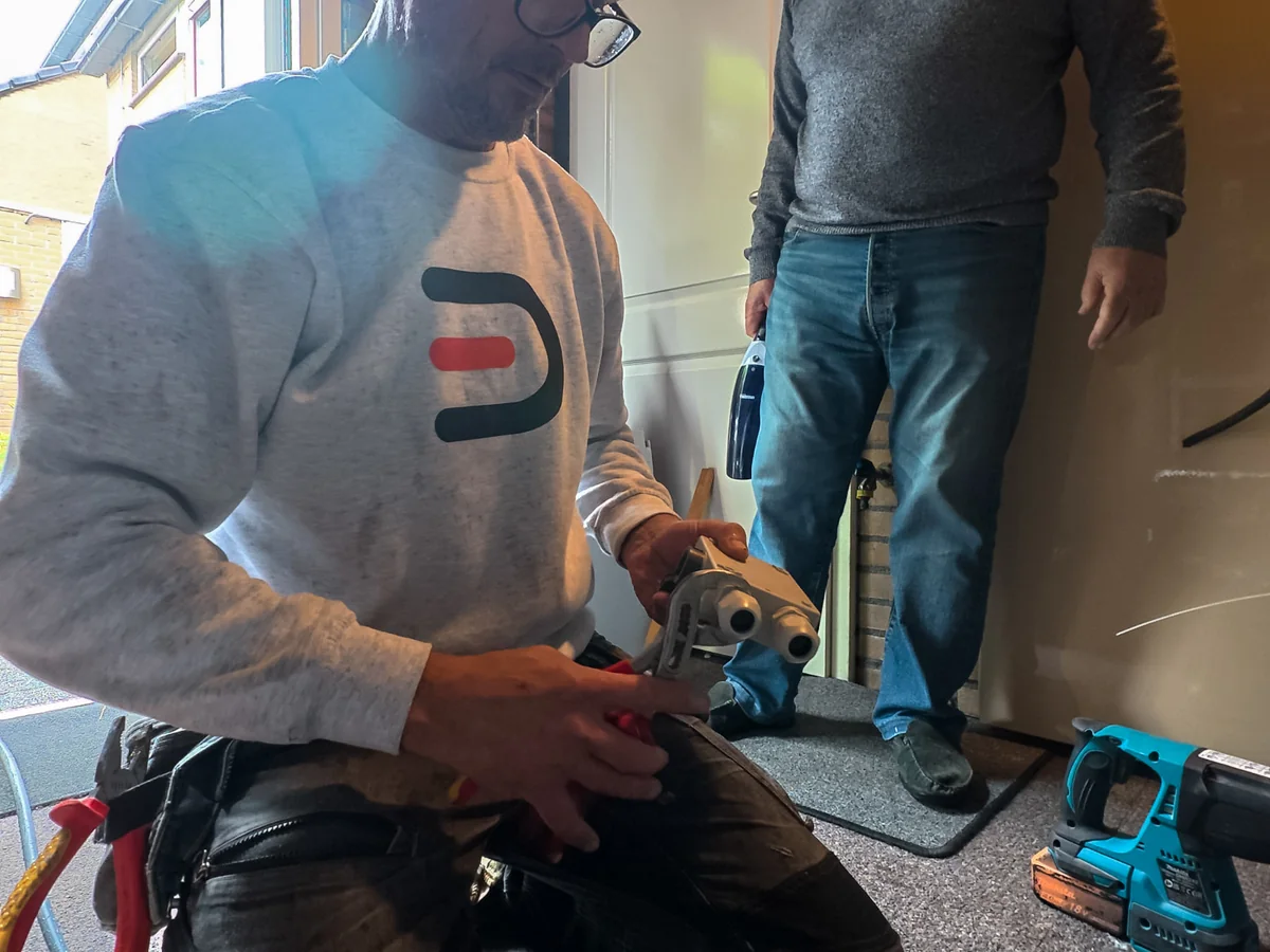 Monteur houdt elektrisch gereedschap vast tijdens de installatie in Maarssen