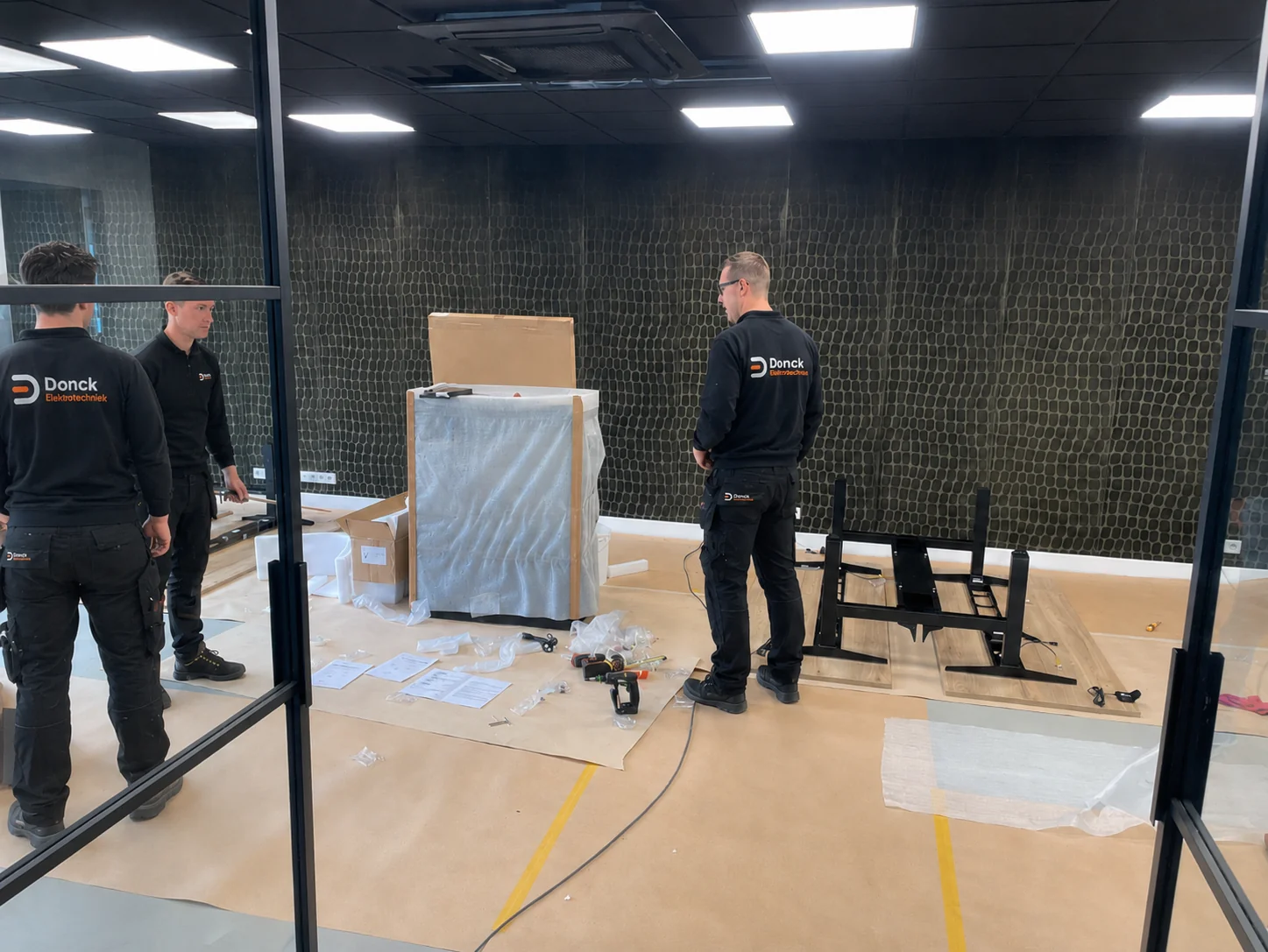 Monteurs van Donck Elektrotechniek tijdens bedrijfsinstallatie in kantoor