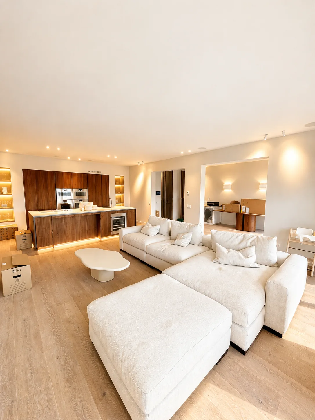 Penthouse Amsterdam — luxe woonkamer en keuken met maatwerkverlichting