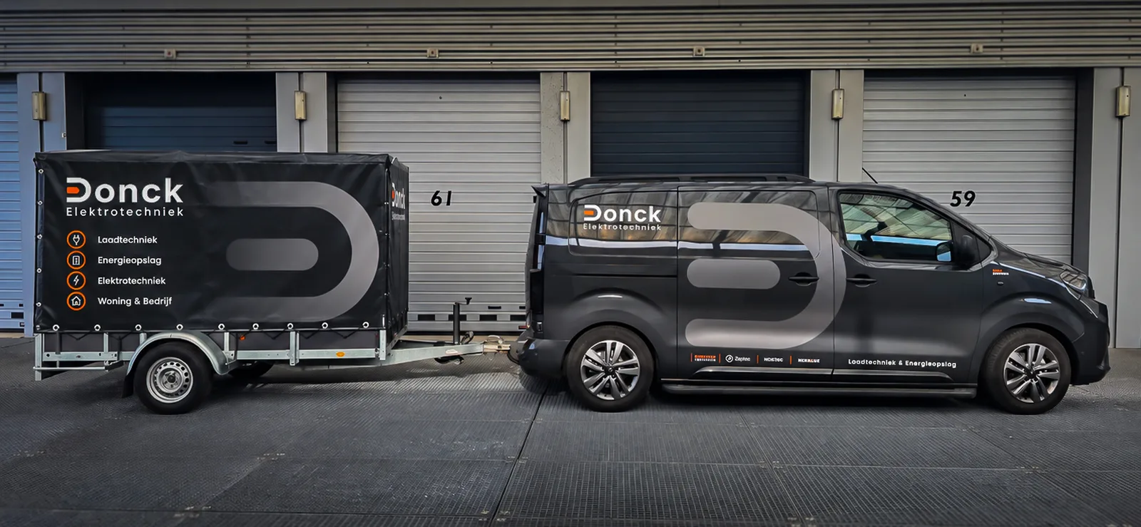 Bedrijfsbus van Donck Elektrotechniek met aanhanger, met logo en de diensten laadtechniek, energieopslag, elektrotechniek en woning en bedrijf