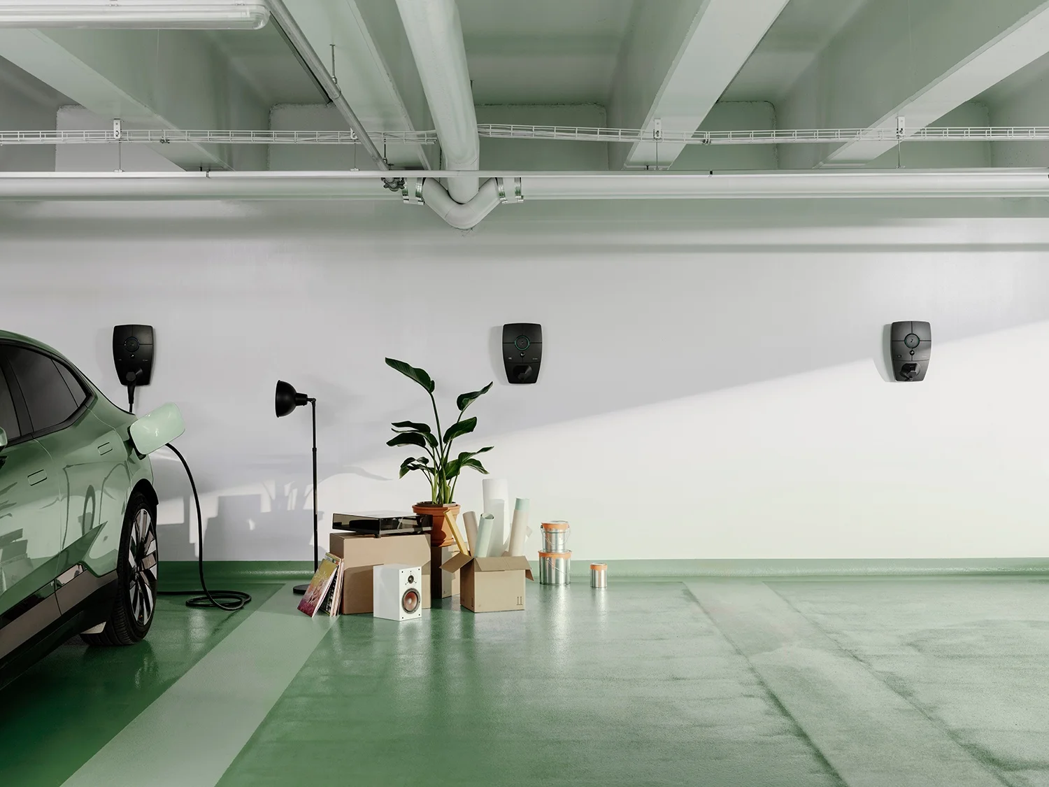 Zaptec Pro systeem in parkeergarage met elektrische auto die oplaadt